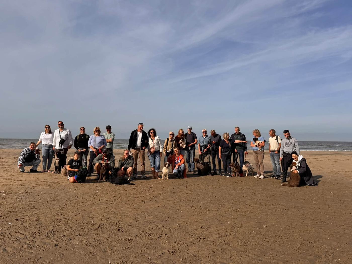 Groepsfoto derde Amaragua wandeling 2026 aan zee
